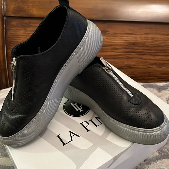 La Pinta black leather shoesGreat condition Zipper on top.Size 36Made in Turkey - Picture 1 of 5